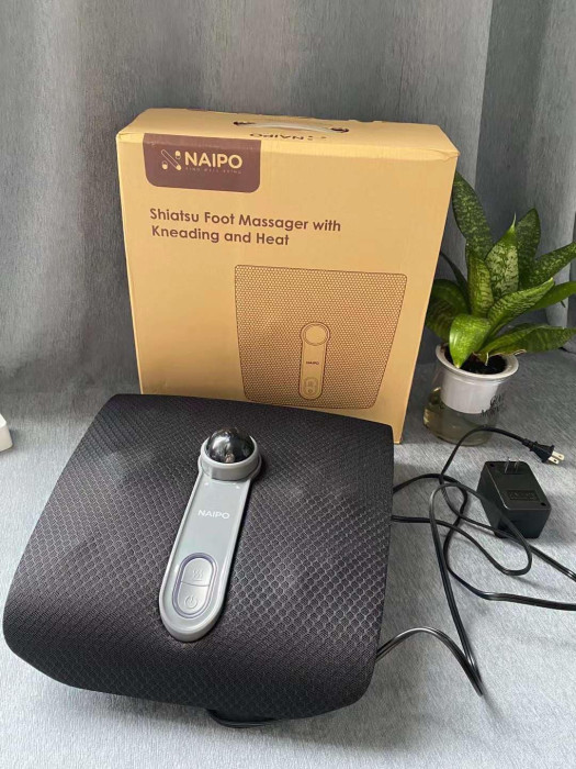 Máy massage chân , bi đá nóng chính hãng NAIPO MGF-50177 ( điện 110v - có tặng kèm adapter chuyển đổ