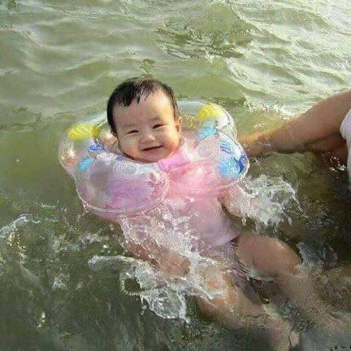 Phao bơi đỡ cổ cho bé