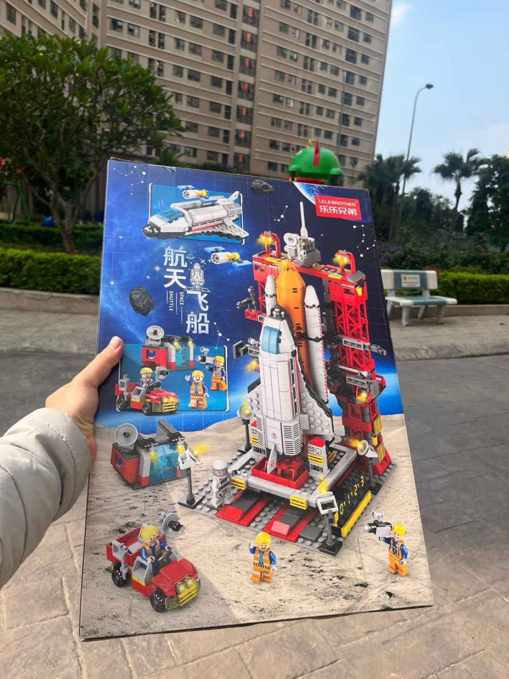 Bộ đồ chơi LEGO Lắp ghép Tàu vũ trụ 1059 chi tiết full hộp giấy có quai xách mã 8863
