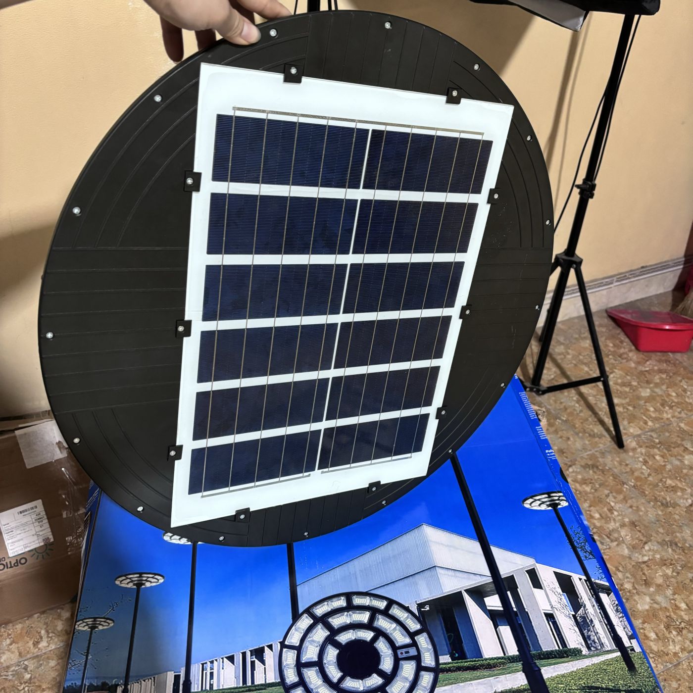 Đèn năng lượng mặt trời đĩa bay UfO 40 ô led