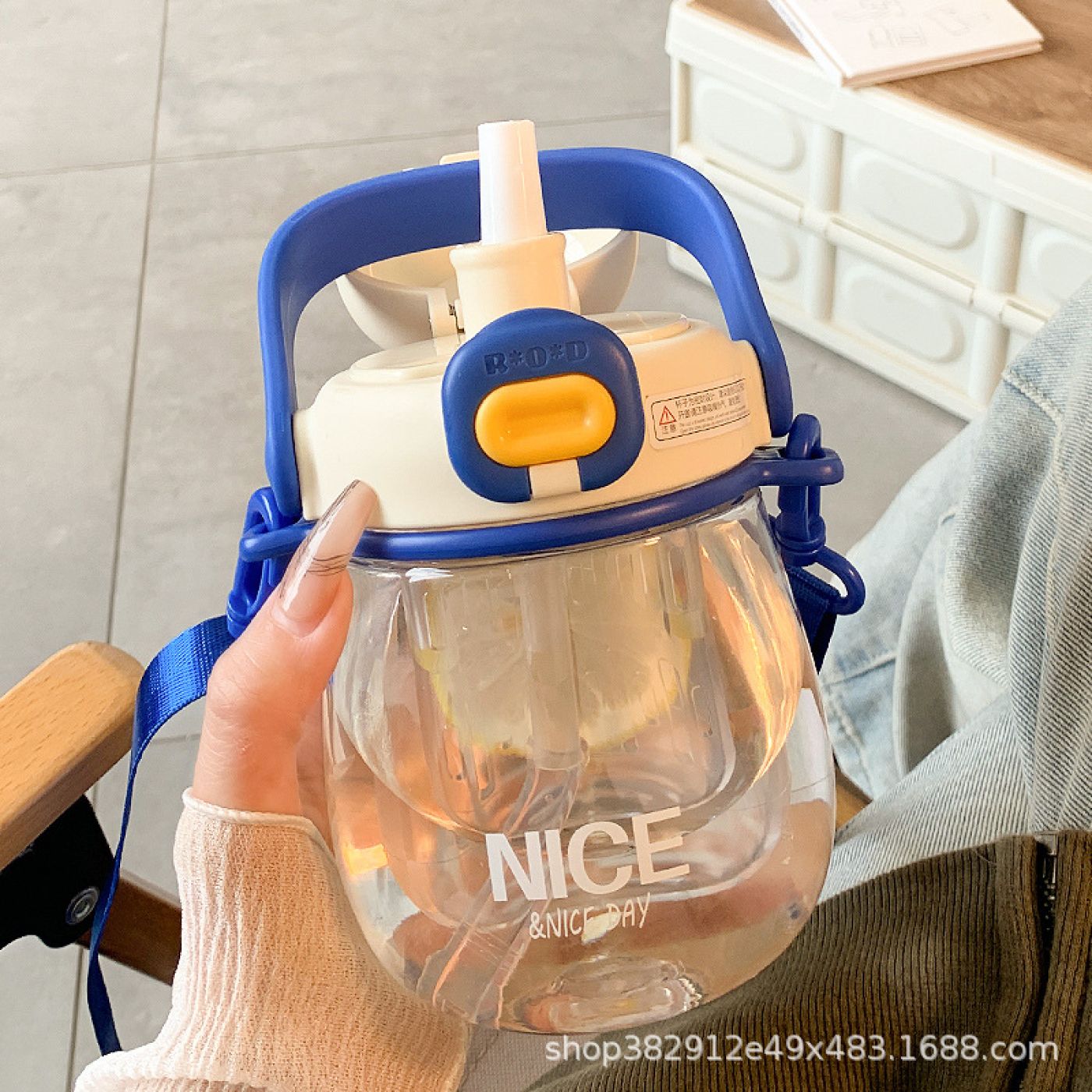 Bình uống nước, bình nước nhựa cao cấp hoạ tiết dễ thương có dây đeo ống hút silicon-650ml